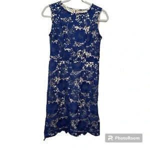 Simply styled sleeveless blue lace dress Medium